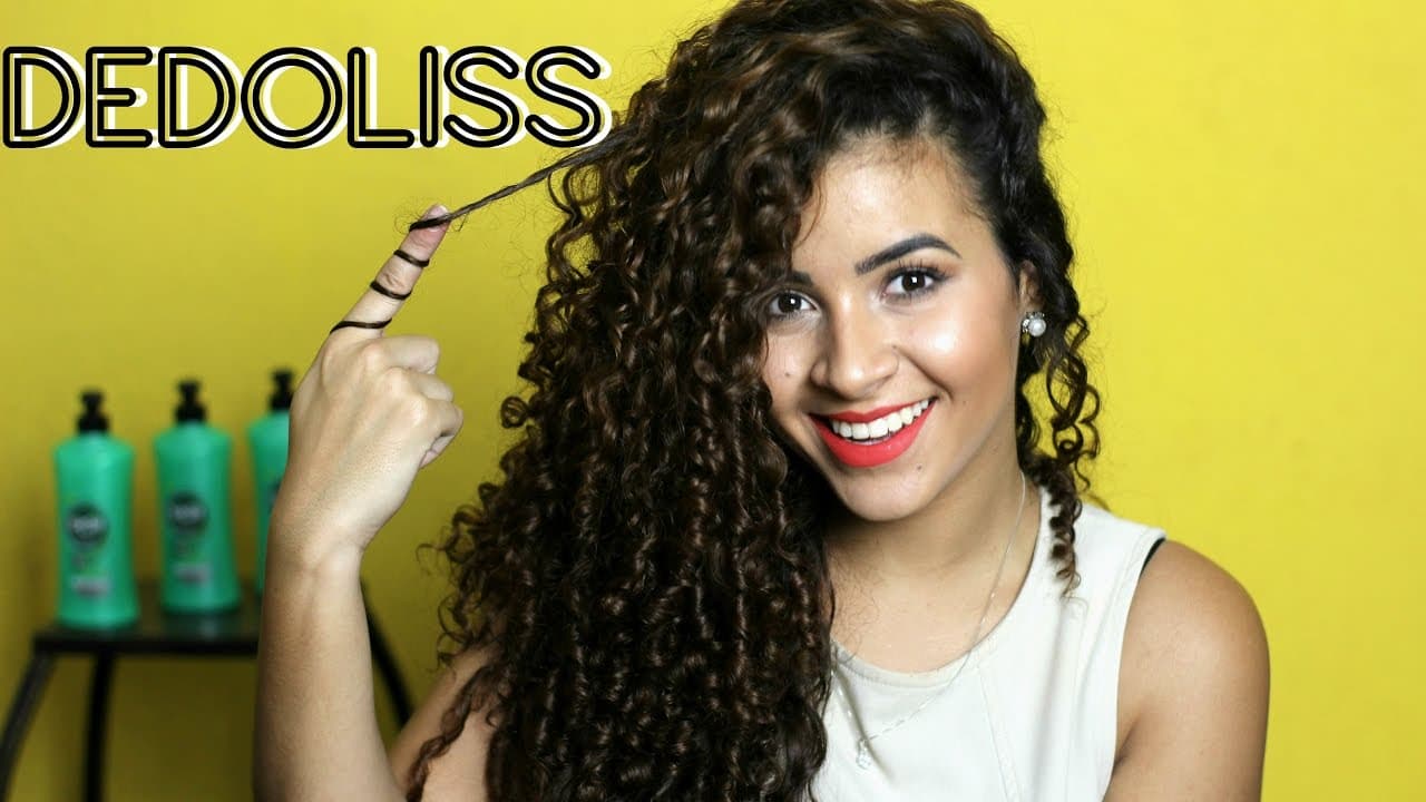 Dedoliss como auxilio de produtos para finalizar cabelos cacheados é uma maneira de cachear sem o uso de aparelhos de babyliss (Foto Reprodução/Youtube)