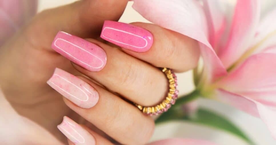 Unhas rosa (Foto: Canva)