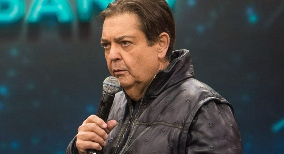 Faustão fez isso com atriz da Globo ao vivo, em rede nacional (Foto: Reprodução/ Band)