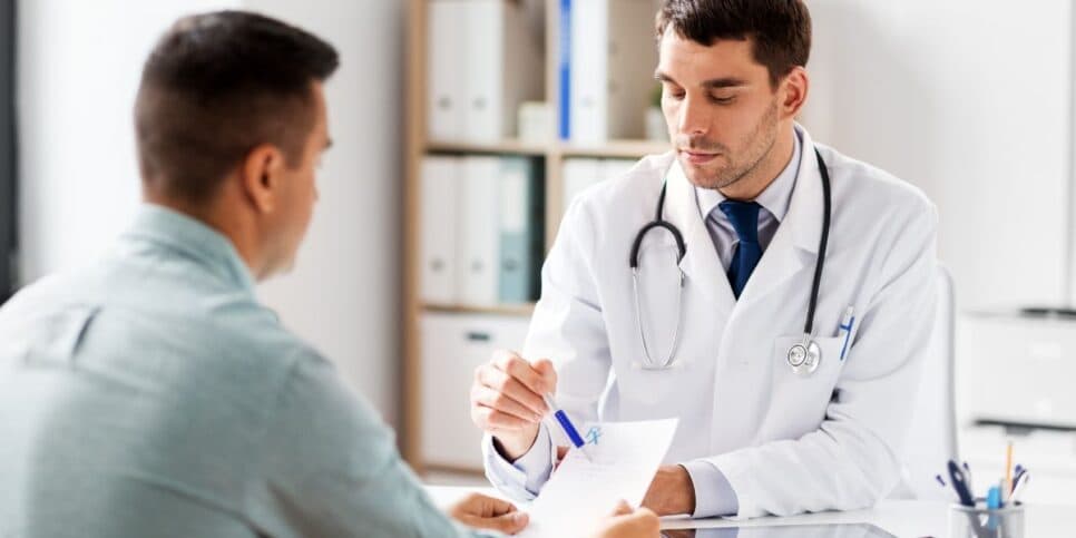 Ilustração homem em consulta médica (Foto: Canva)