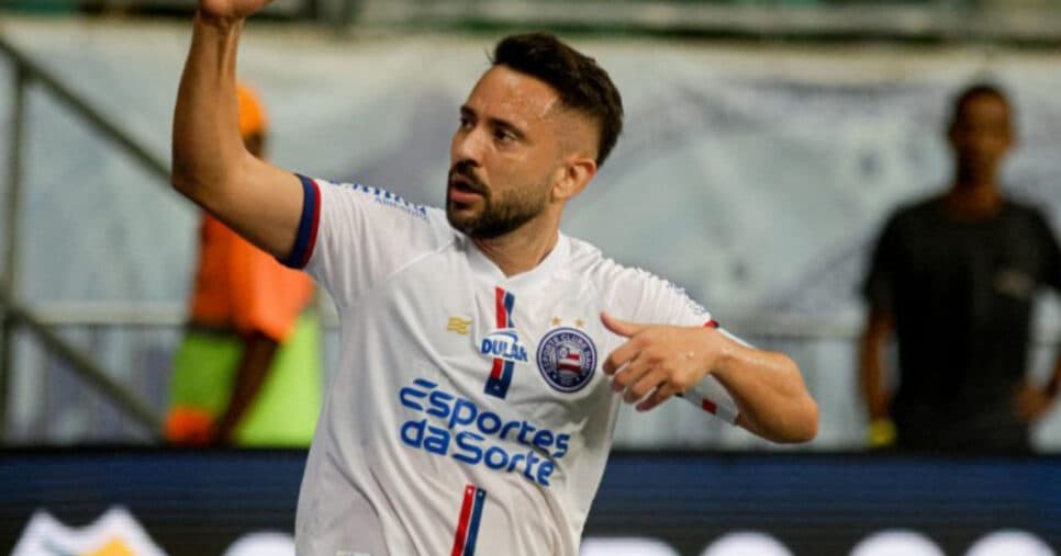 Everton Ribeiro com a camisa do Bahia (Foto: Tiago Caldas/ EC Bahia)