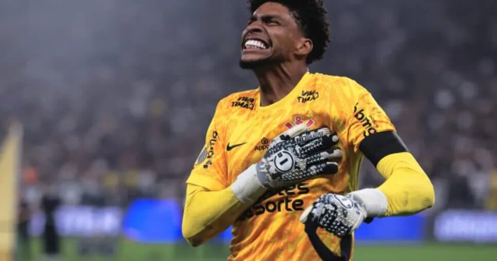 Hugo Souza, do Corinthians, derruba postura sigilosa e assume de vez com quem vive relação - (Foto: Ettore Chiereguini/AGIF