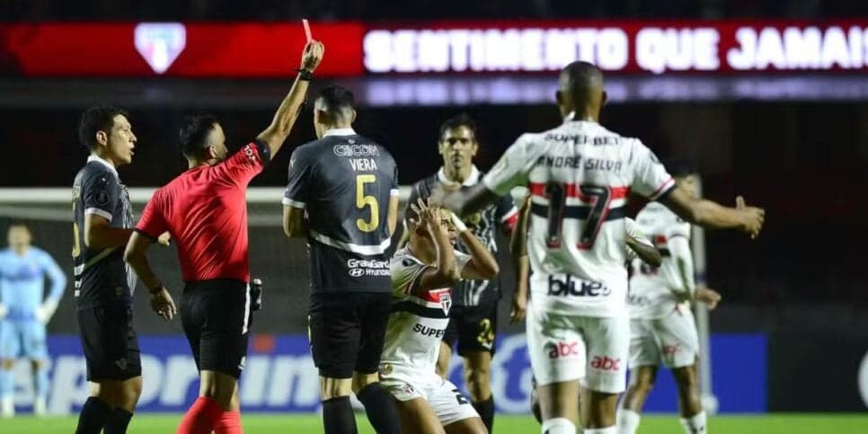 Momento da expulsão de Alisson (Reprodução: Globo)