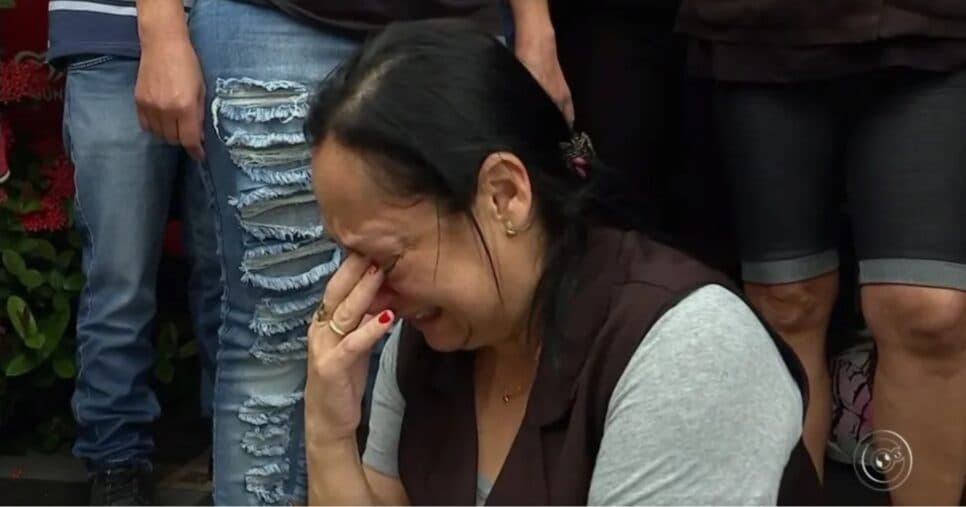 Atendente de caixa da padaria chorando no chão e passando mal com a notícia do encerramento da Padaria Sabina (Foto: Reprodução/TV TEM/G1)