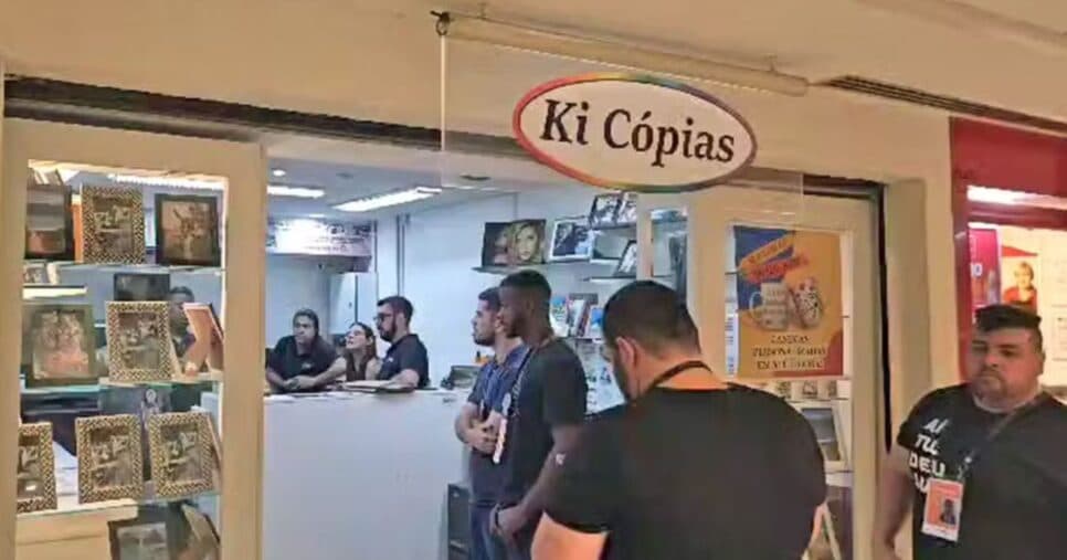 Ki cópias com agendes na porta (Foto Reprodução/G1)