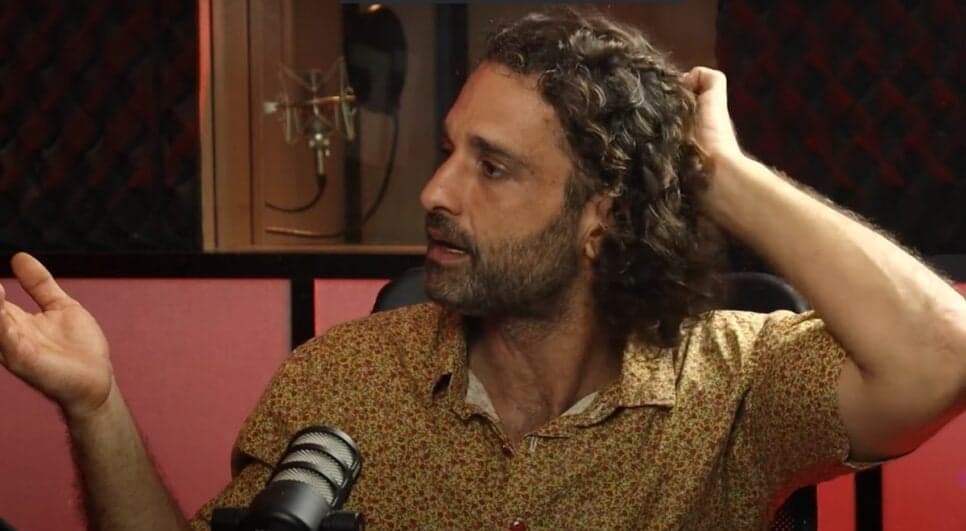 O ator Daniel Ávila faz arte nas ruas (Foto: Reprodução/  YouTube)