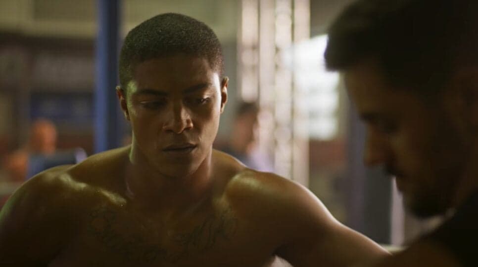 Marlon no olho do furacão: Leva Jussara à emergência e acaba derrubado em pancadaria (Foto: Reprodução/ TV Globo)