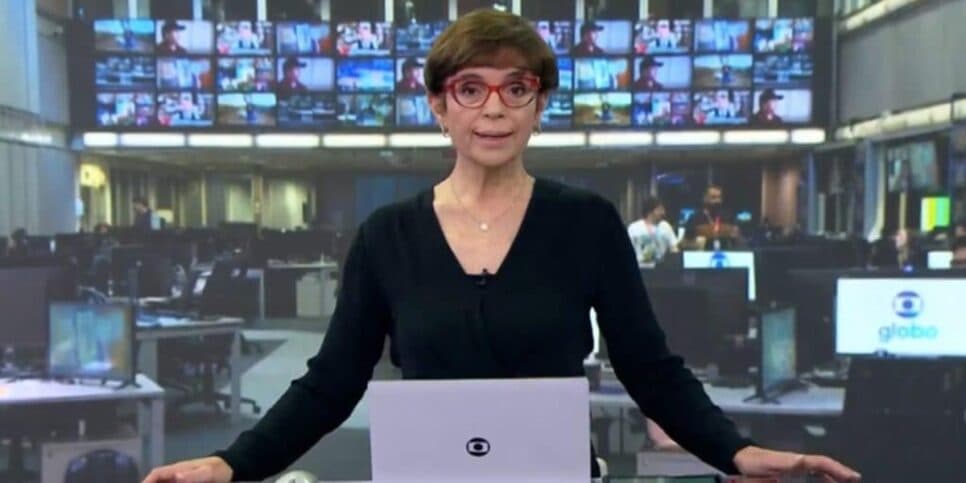 Bancada do noticiário global com a apresentadora em questão (Foto: Reprodução/ Globoplay)