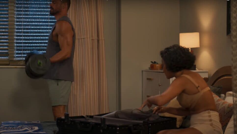 Maria de Fátima vasculha mala vazia e fica encucada com o dinheiro desaparecido (Foto: Reprodução/ TV Globo)