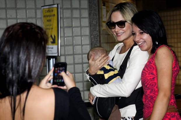 Claudia Leitte posa com fã (Foto: Manuela Scarpa / Foto Rio News