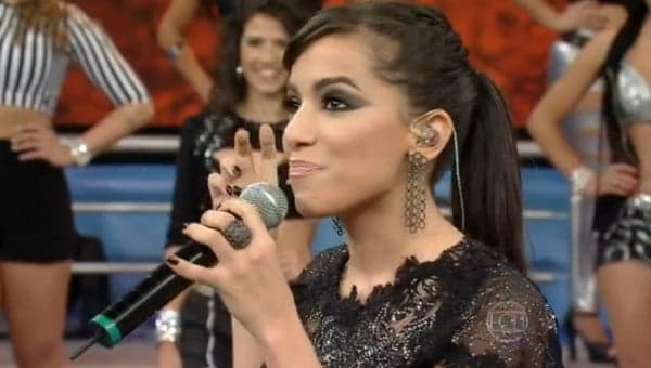 Anitta salva pela fama!