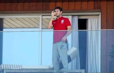 Joshua Bowman está no Brasil para marcar presença em eventos de grife