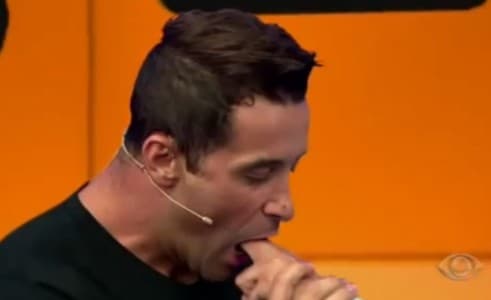 Marcos Olivier chupa dedo do "Poderoso Castiga"