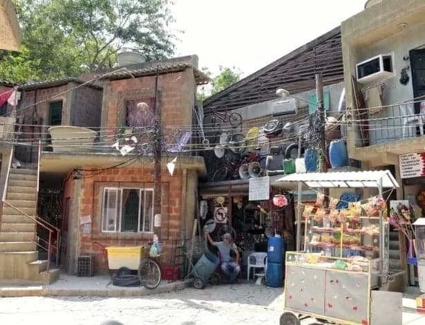 Em 2012 a Globo construiu dentro do Projac a cidade cenográfica do Complexo do Alemão para a novela “Salve Jorge” (Foto: Reprodução) Em 2012 a Globo construiu dentro do Projac a cidade cenográfica do Complexo do Alemão para a novela “Salve Jorge” (Foto: Reprodução)