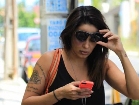Alinne Rosa aparecendo em público com olho roxo 