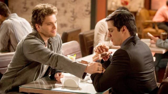 Félix e Niko irão se apaixonar em “Amor à Vida”