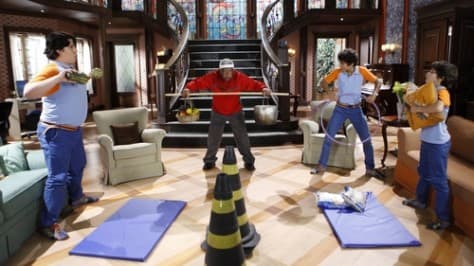 Em capítulo de “Chiquititas”,Mosca e Rafa ajudam Chico a se exercitar 