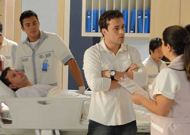 Daniel tira satisfações com Perséfone (Foto: TV Globo)