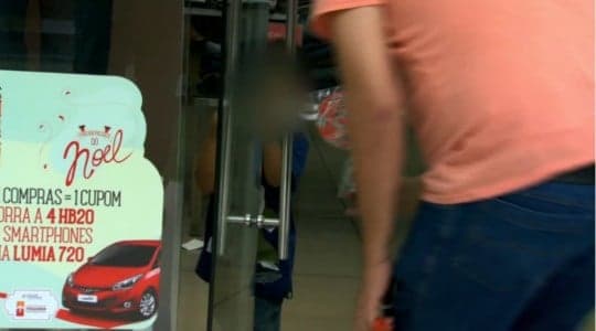 Estranho oferece pirulito para criança em shopping e em praias (Foto: Reprodução/ TV Globo)