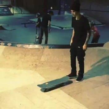 Justin Bieber cai do skate