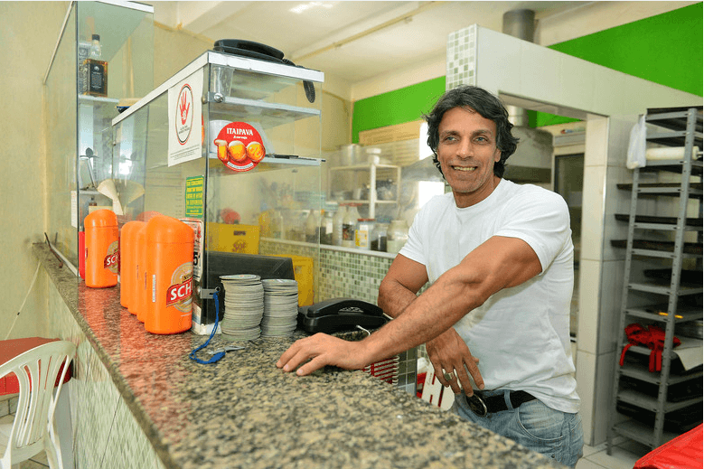 victor-wagner-ator-trabalha-em-bar