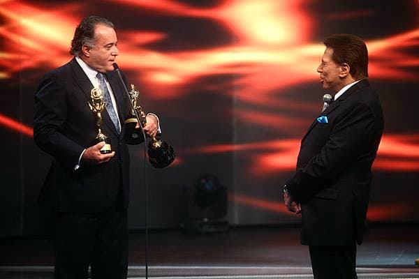 Vídeo da Hora: Tony Ramos recebe prêmio de melhor ator de Silvio Santos