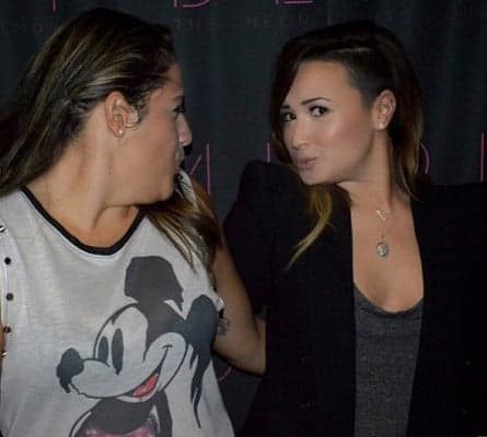 Valesca Popozuda se emociona com o beijinho no ombro de Demi Lovato 