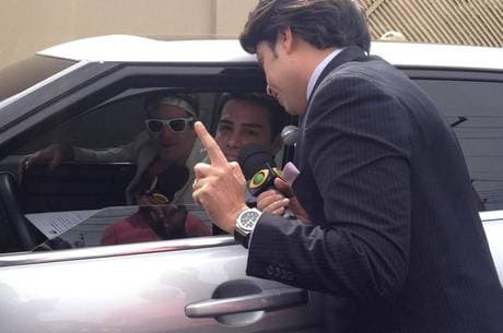 Luiz Bacci é abordado por Silvio e Vesgo, que levam um "contrato do SBT" para o apresentador