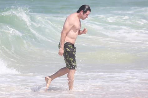Murilo Benício exibe corpo mais magro em praia no Rio de Janeiro