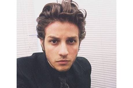 Chay Suede, ex-Rebelde, muda visual para personagem de "Falso Brilhante"