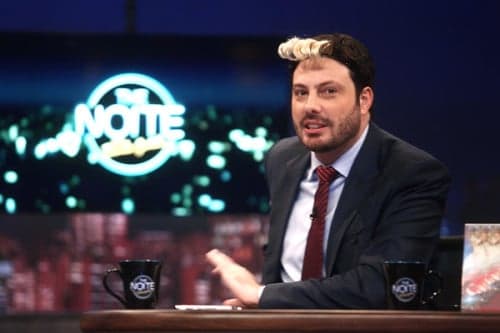 "The Noite" de Danilo Gentili bate mais uma vez a Globo e garante a liderança no Ibope