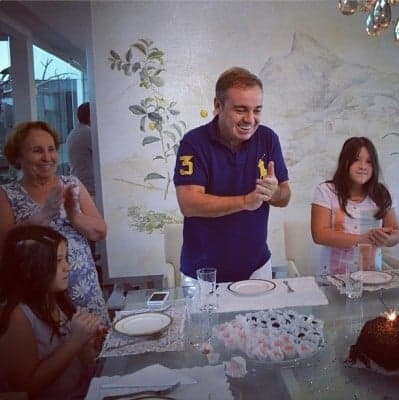 Gugu comemora aniversário de 55 anos em casa com a família