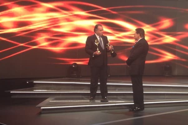 Silvio Santos se emociona ao receber convidados durante o "Troféu Imprensa"
