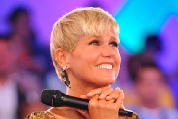 Xuxa aparece sem maquiagem e causa estranheza