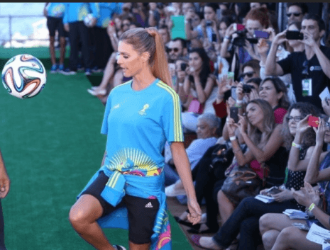 Durante desfile de apresentação do uniforme de voluntários da Copa, Fernanda Lima diz que é muito difícil ser sucesso no Brasil