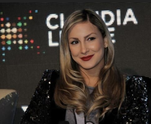 Claudia Leitte passa vergonha em programa e vira piada na internet