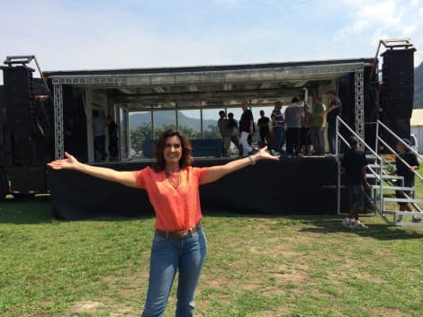 Fátima Bernardes ensaia para o "Caminhão do Encontro"