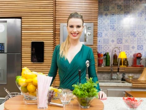 Fernanda Kuella, vencedora do "BBB13" é fotografada no cenário do "Pratos e Panelas", seu novo programa na Globo Minas