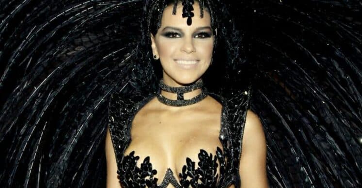 Mariana Rios desiste de cargo de rainha de bateria