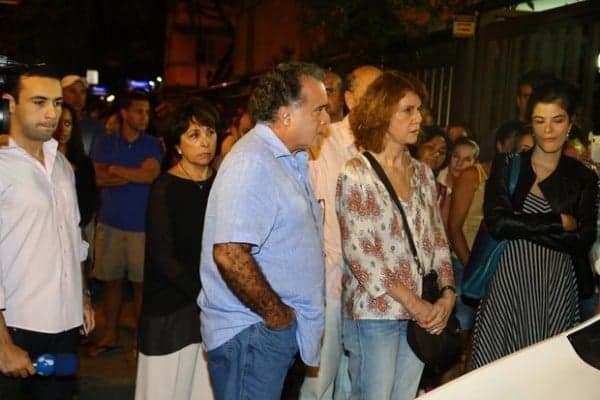 Famosos comparecem ao velório do ator José Wilker