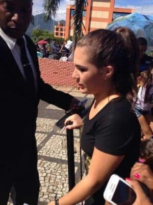 Filha de Renato Aragão fura fila e fãs de Demi ficam revoltados