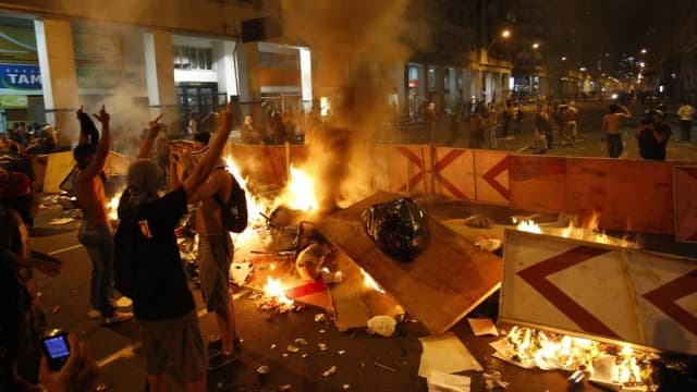 Repórter da Globo é agredido e expulso de evento por manifestante; assista ao vídeo