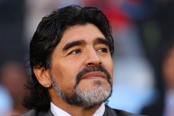 Pode isso? Maradona é cotado para ser comentarista de canal brasileiro durante a Copa