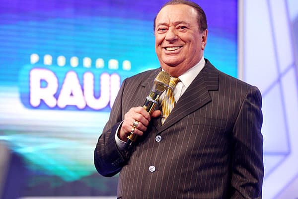 Belo dá "cano" e  Raul Gil chora nos bastidores do SBT
