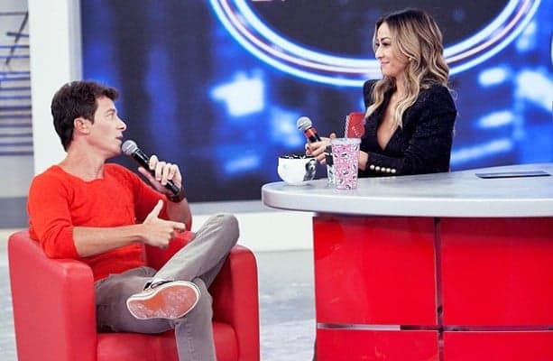 Record busca humorista para integrar programa de Sabrina Sato
