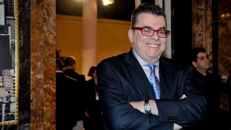 Walcyr Carrasco gera comentários no Projac ao passear com chefão da Globo