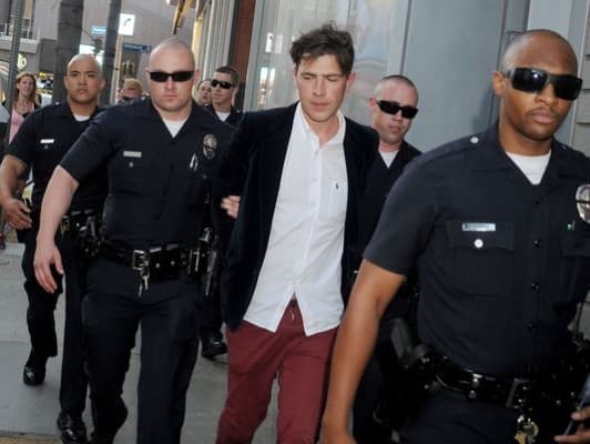Segue preso o jornalista ucraniano que atacou Brad Pitt