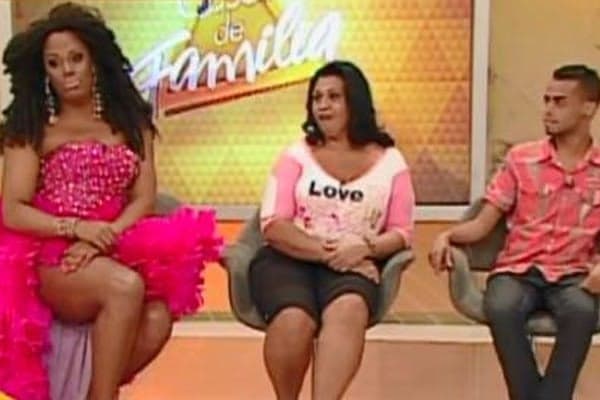 Com o tema "Nunca imaginei ter uma drag na família", "Casos de Família" regista baixa audiência e Record lidera no confronto