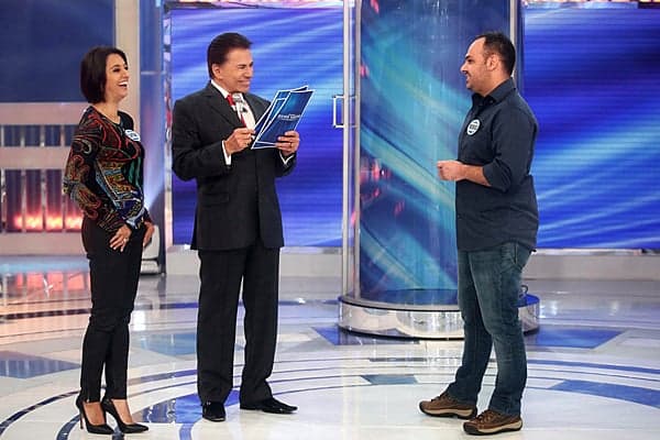 Cátia Fonseca e Karyn Bravo participam do "Jogo dos Casais" no "Programa Silvio Santos"