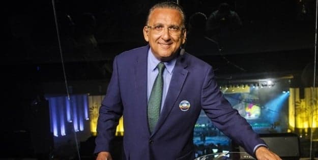 Galvão detona a Fifa ao vivo por proibir faixa e questiona: "Não se pode pedir paz?"